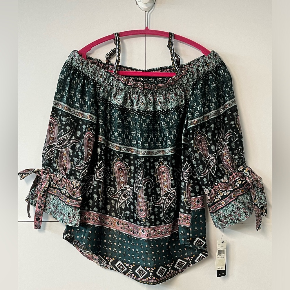NWT WOMEN’S A. BYER OFF THE SHOULDER PAINT WASHED SATIN PATTERN BLOUSE (SIZE M)